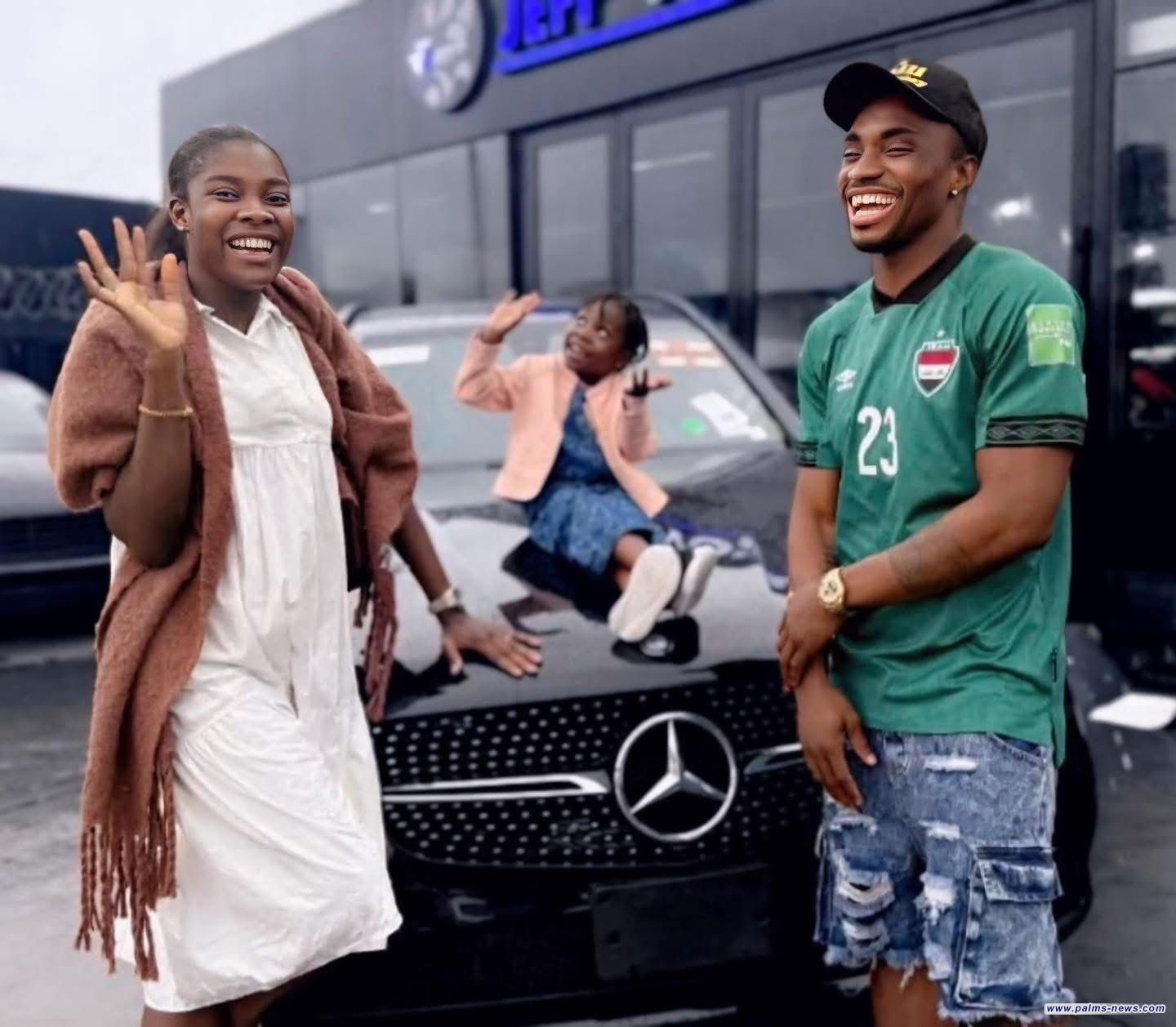 فانيلة المنتخب العراقي  على صدر محترف الزوراء " إبراهيم توميو" أثناء التجول مع زوجته نيجيريا .